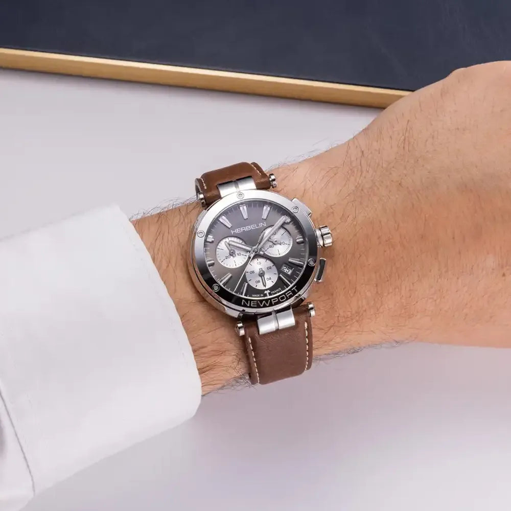 MICHEL HERBELIN Montre HERBELIN Homme Newport Chronographe en Cuir 37658AP24MA