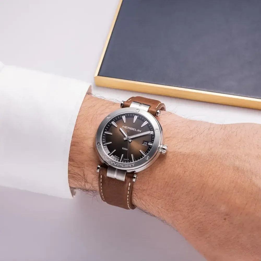 MICHEL HERBELIN Montre HERBELIN Homme Newport en Cuir Marron 12288A27MA